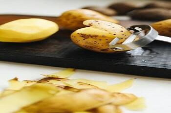 peeling potatoes with apotato peeler
