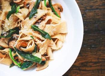 Pasta in mushroom and chestnut sauce