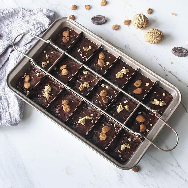 https://my-kitchengadgets.com/cdn/shop/products/brownie-baking-pan-with-dividers-3.jpg?v=1695980870